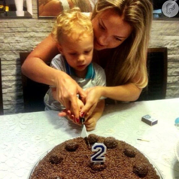 Filho de Neymar, Davi Lucca, faz 2 anos e corta bolo com a mãe, a estudante Carolina Dantas