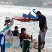 Eriberto Leão anda de pedalinho no Rio com a mulher e filho