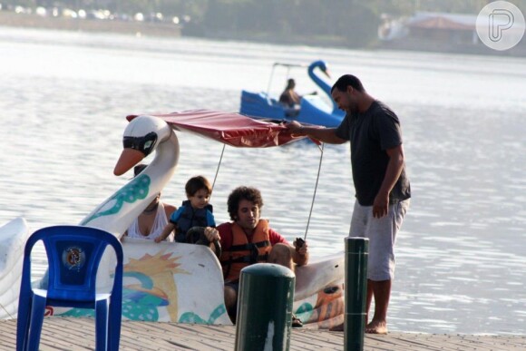 Eriberto Leão foi flagrado andando de pedalinho com a família no Rio na Lagoa Rodrigo de Freitas, na Zona Sul do Rio de Janeiro