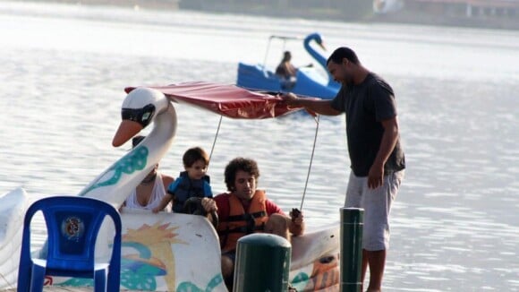 Eriberto Leão anda de pedalinho no Rio com a mulher e filho