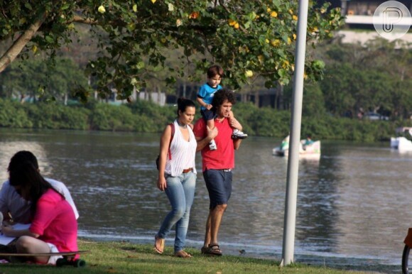 Eriberto Leão levou o filho, João, no ombro após passeio com a família no Rio
