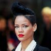 Rihanna exibiu um topete alto durante o lançamento do filme 'Bastardos Inglórios', em 2011