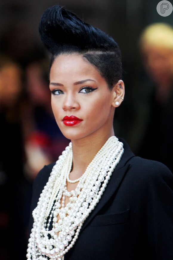 Rihanna exibiu um topete alto durante o lançamento do filme 'Bastardos Inglórios', em 2011