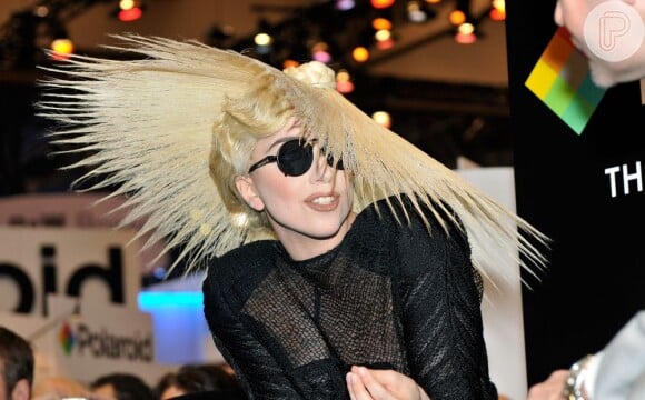 Lady Gaga ganhou destaque ao fazer um chapéu com os próprios cabelos para um evento de música eletrônica