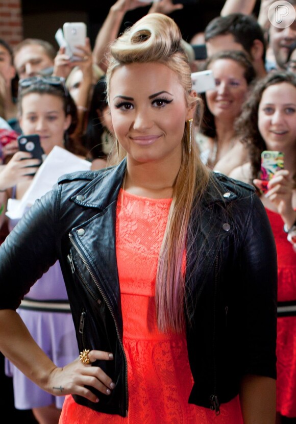 Dami Lovato apostou no coque bem no alto da cabeça durante audições do 'X-Factor'