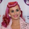 Katy Perry apostou nos fios rosas e no visual pine-up. O que dividiu opiniões foi a franja