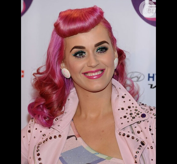 Katy Perry apostou nos fios rosas e no visual pine-up. O que dividiu opiniões foi a franja