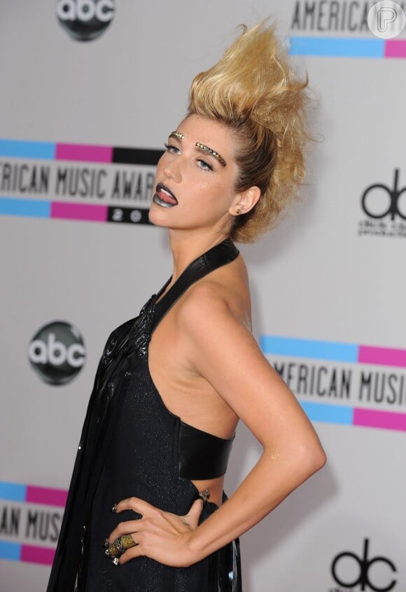 Ke$ha exibiu um moicano bem alto com os fios loiros durante o American Music Awards