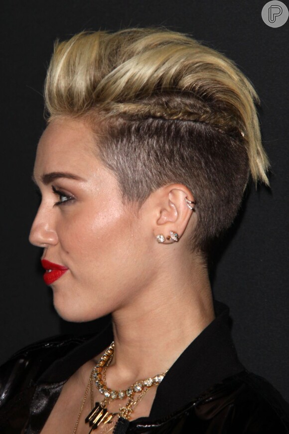 Miley Cyrus exibiu ainda um moicano com as laterais raspadas