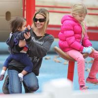 Em meio a briga com ex de Charlie Sheen, Denise Richards passeia com as filhas