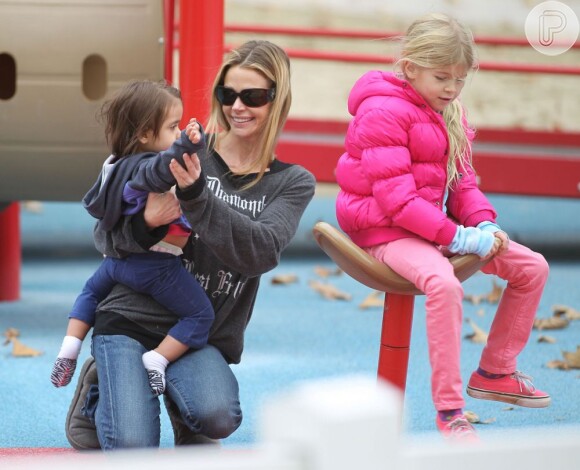 Depois da confusão com a terceira ex-mulher de Charlie Sheen, Denise Richards foi vista em um playground com as filhas, em 14 de dezembro de 2012