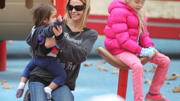 Em meio a briga com ex de Charlie Sheen, Denise Richards passeia com as filhas