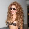 Lady Gaga usa um macacão transparente