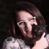 Roseane Gofman e gatinho em campanha de adoção de gatos em parceria com ONG Oito Vidas