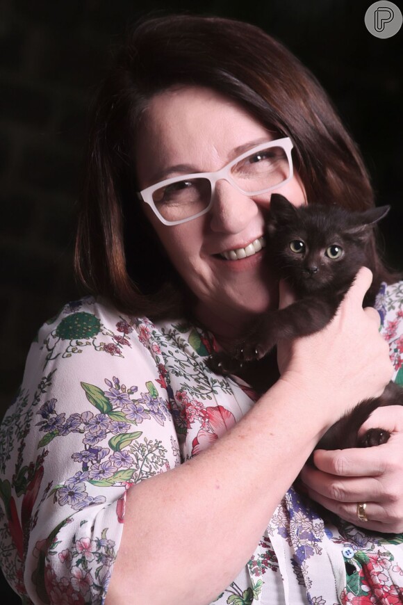 Roseane Gofman e gatinho em campanha de adoção de gatos em parceria com ONG Oito Vidas