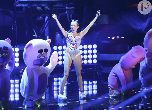 Miley Cyrus em sua apresentação ousada e criticada no MTV Video Music Awards no último domingo (25)