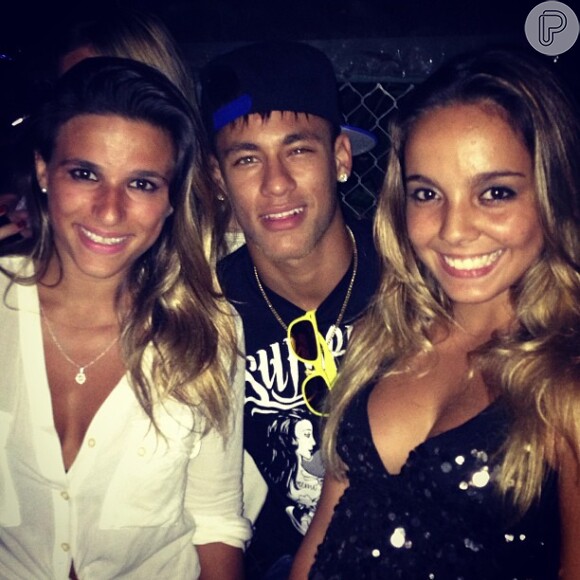 Neymar postou em seu Instagram uma foto entre as ginastas Jade Barbosa e Gabriela Soares, em Recife, em 15 de dezembro de 2012