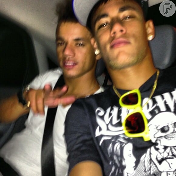 Neymar postou outra foto, ao lado do amigo, voltando da balada, às 3h45, em 16 de dezembro