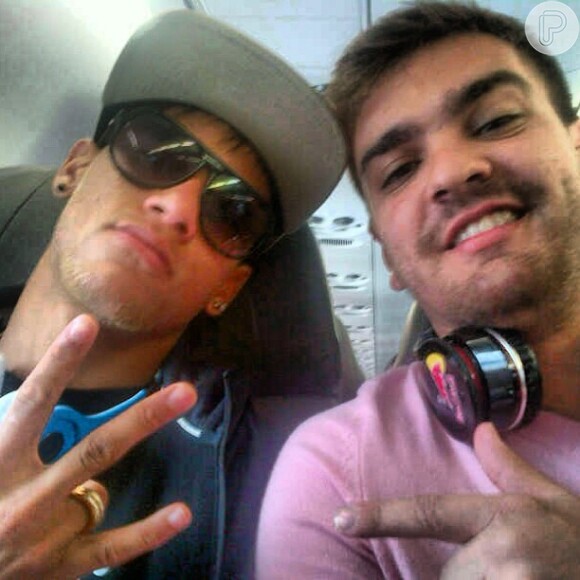 Neymar e o amigo Gustavo, indo para Pernambuco, em 15 de dezembro de 2012