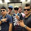 Neymar e os amigos registraram esse momento dentro do elevador, enquanto partiam para o aeroporto. em 15 de dezembro de 2012