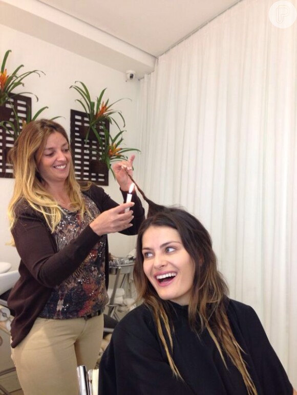 Isabelli Fontana esteve nesta quinta-feira (29), no salão Spa Dios, para fazer tratamento no cabelo