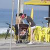 A modelo Fernanda Tavares, mulher do ator Murilo Rosa, aproveitou o dia ensolarado no Rio de Janeiro para curtir uma praia com o filho Artur, de 8 meses