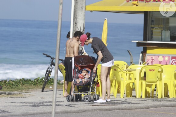 A modelo Fernanda Tavares, mulher do ator Murilo Rosa, aproveitou o dia ensolarado no Rio de Janeiro para curtir uma praia com o filho Artur, de 8 meses