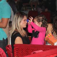 Flávia Alessandra leva a filha caçula, Olívia, à estreia de circo no Rio