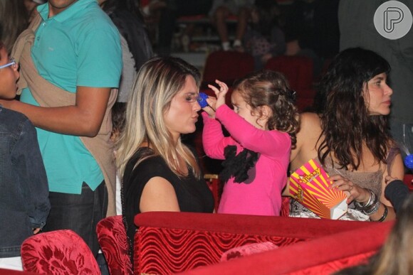 Olívia, filha mais nova de Flávia Alessandra, brinca com a mãe em plateia de circo