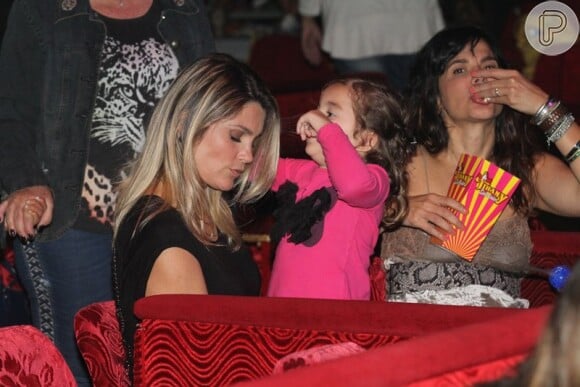 Flávia Alessandra curte espetáculo de circo com a filha Olívia