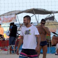 Rodrigo Hilbert joga vôlei na praia do Leblon, no Rio