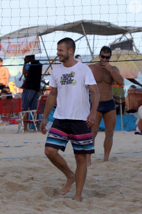 Rodrigo Hilbert foi visto jogando vôlei na praia do Leblon, no Rio, neste sábado, dia 31 de agosto