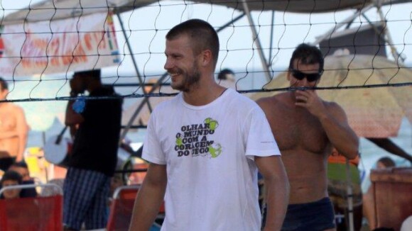 Rodrigo Hilbert joga vôlei na praia do Leblon, no Rio