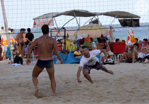Rodrigo Hilbert exibiu boa forma e disposição em partida de vôlei na praia do Leblon, na Zona Sul do Rio