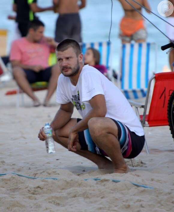 Rodrigo Hilbert descansa em intervalo de partida de vôlei