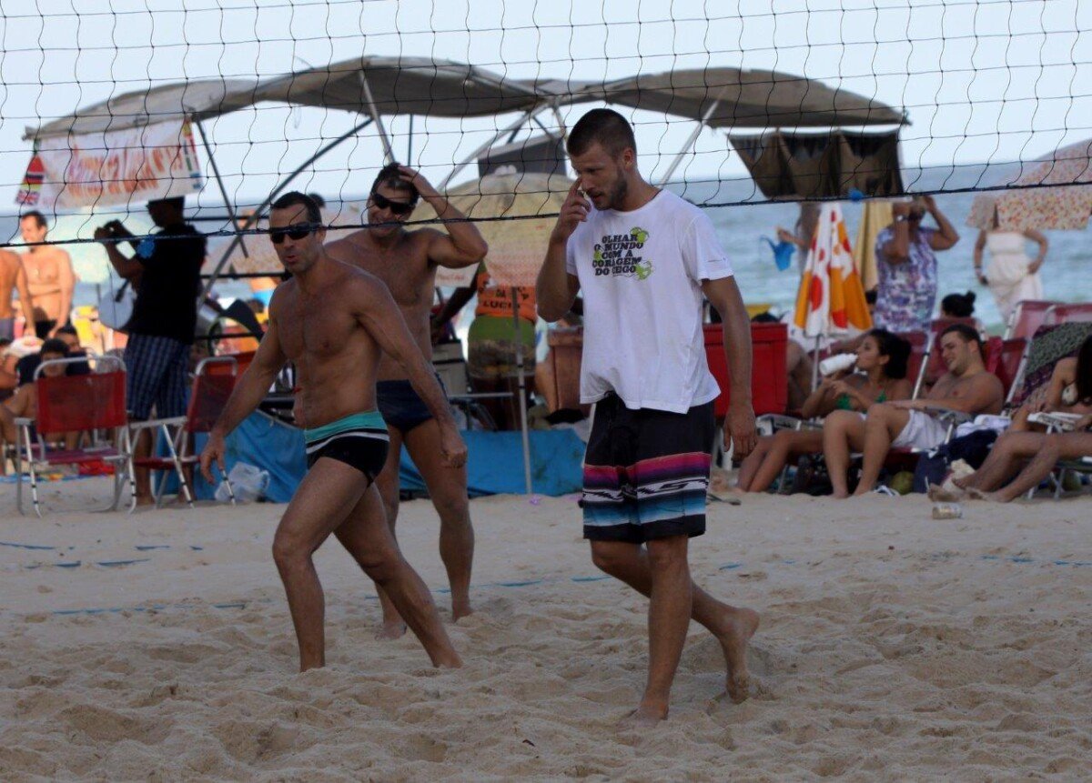 EGO - Fernanda Lima joga vôlei com Rodrigo Hilbert em praia do Rio -  notícias de Praia