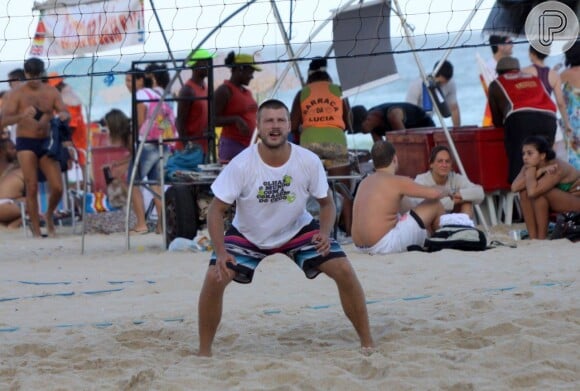 Rodrigo Hilbert aguarda saque em partida de vôlei