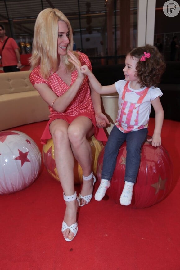 Leticia Spiller participa do Fashion Weekend Kids com a filha caçula, Stella, em São Paulo, em 1 de setembro de 2013