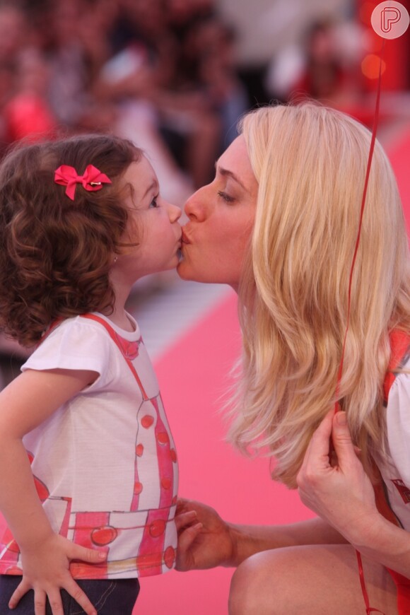 Leticia Spiller beija a filha, Stella, no meio da passarela do desfile, no Fashion Weekend Kids, em São Paulo, em 1 de setembro de 2013