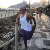 Gaby Amarantos caminha na praia no dia da estreia do 'Medida Certa': 'Bem-estar'