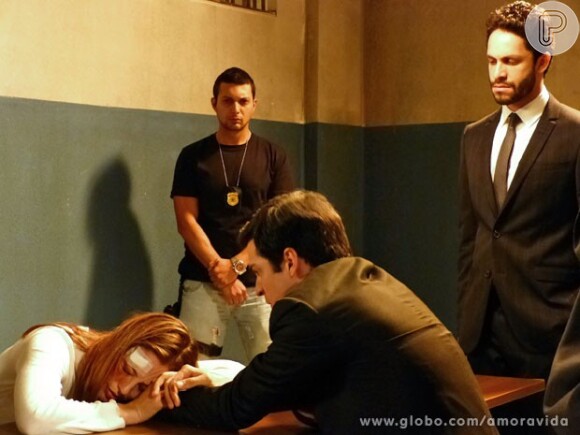 Félix vai à cadeia ajudar Paloma. O administrador influenciou César a achar que foi Bruno que colocou a droga na bolsa da médica