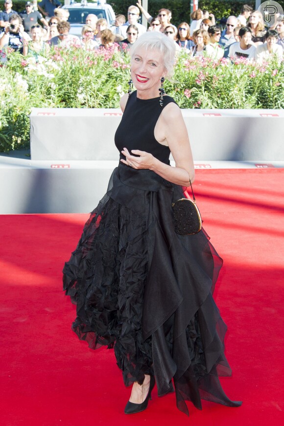 A atriz Lise Roy apostou em um vestido preto acinturado, sem decote e com cortes assimétricos na première de 'Tom à la Ferme', no Festival de Veneza