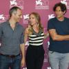 Scarlett Johansson posa entre o diretor Jonathan Glazer e o produtor James Wilson no Festival de Veneza