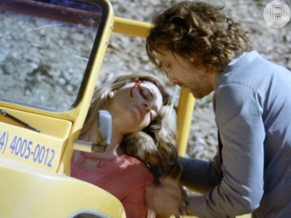 Na reta final da novela 'Flor do Caribe', Ester (Grazi Massafera) sofre acidente de buggy e é salva por Alberto (Igor Rickli)