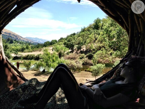 Lea Michele fugiu de Los Angeles e se refugiou nas montanhas para curtir o feriado do dia do trabalho nos Estados Unidos