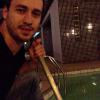 Rodrigo Andrade postou foto no seu perfil no Instagram em que aparece limpando a piscina da nova casa. '1:30 da manhã e eu limpando a piscina... Alguém tem que trabalhar nessa casa, né Caio Castro?'