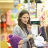 Jennifer Garner, mulher de Ben Affleck, faz compras de Natal com filha