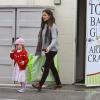 Jennifer Garner sai com a filha Seraphina de uma loja de brinquedos