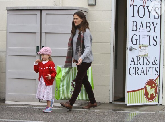 Jennifer Garner sai com a filha Seraphina de uma loja de brinquedos