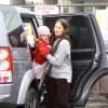 Jennifer Garner, mulher de Ben Affleck coloca a filha Seraphina no carro depois de fazerem compras de Natal